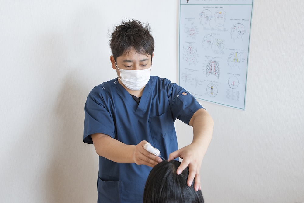 h⁺. エイチプラスはり灸院での施術の様子